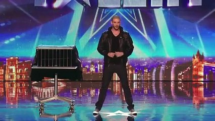 Ce magicien et ses colombes vont vous bluffer