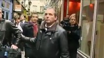 François Hollande pris à parti par des Femen dans la rue