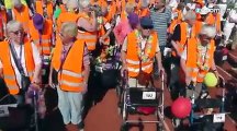 Des personnes âgées font un marathon sur 2500 mètres!
