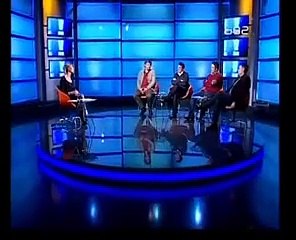 Un chat fait irruption sur un plateau télé !