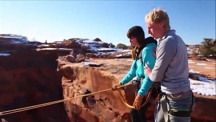 Il pousse sa petite amie du haut d'une falaise