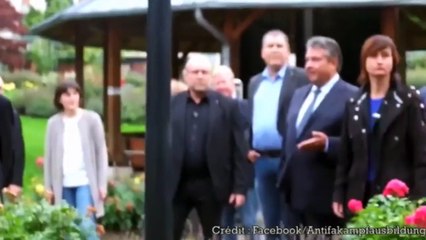 Le vice-chancelier allemand Sigmar Gabriel fait un doigt d'honneur à des militants d'extrême droite