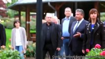 Le vice-chancelier allemand Sigmar Gabriel fait un doigt d'honneur à des militants d'extrême droite