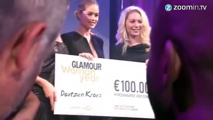 Doutzen Kroes dévoile ses seins pour la bonne cause