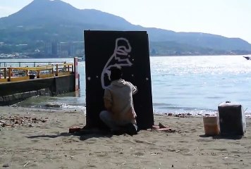 Ce street-artiste réalise une incroyable peinture de Bruce Lee en 2 minutes !