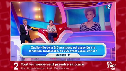 Un chien coquin met la truffe dans le décolleté de la présentatrice !