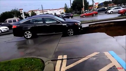 Un couple se sauve d'une voiture engloutie par un sinkhole