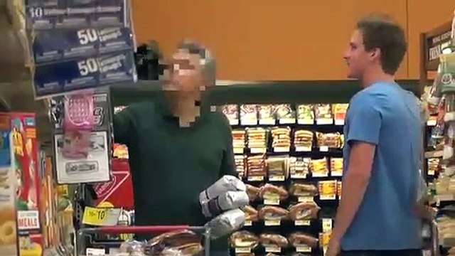 Il fait sortir des objets des cheveux des gens