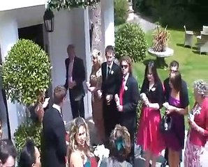 Lors d'un mariage, une grand-mère confond un verre de liqueur avec des confettis