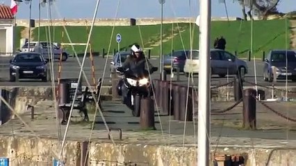 Un journaliste tombe à l'eau avec sa moto