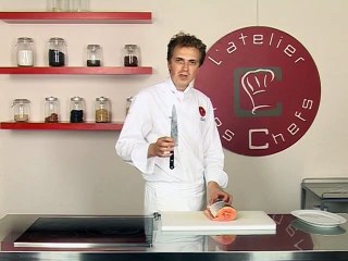 Tailler une darne de saumon