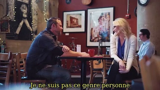 Quand une jolie blonde piège des hommes au volant de sa Ford Mustang