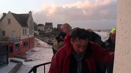 La gare maritime de l'île de Sein noyée sous les vagues