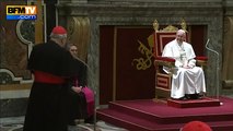 Le pape François a failli tomber pour aller saluer un cardinal