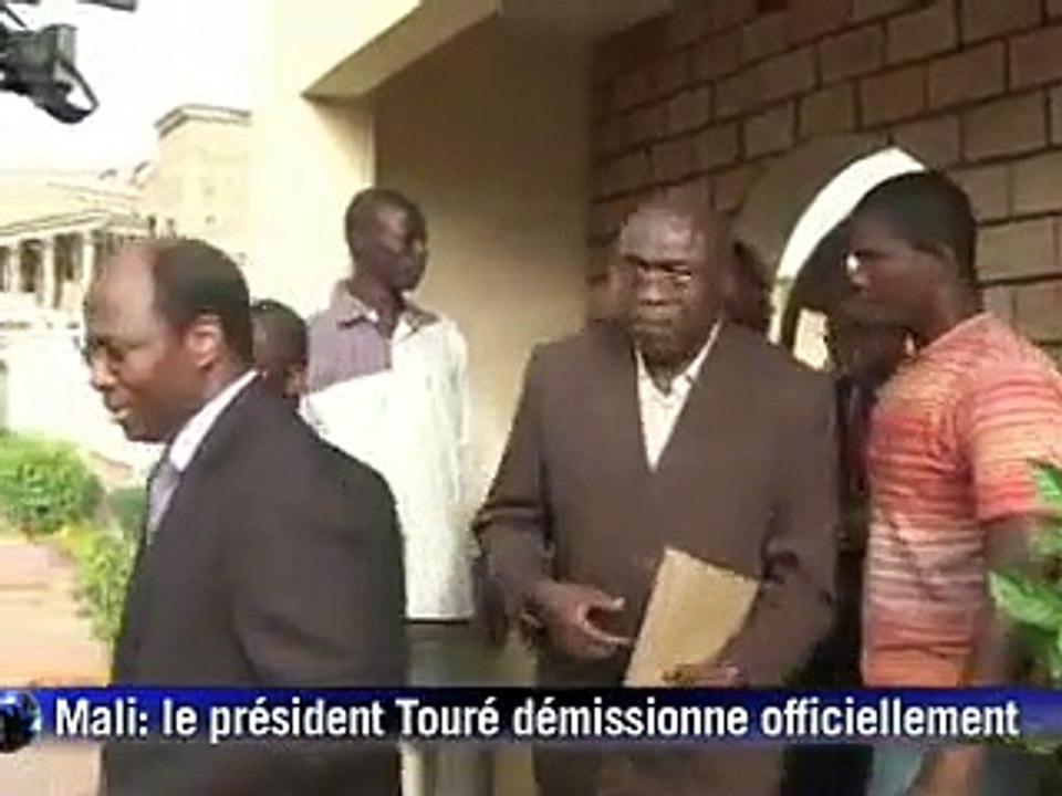 Mali: le président Touré a démissionné, des islamistes revendiquent le rapt de diplomates