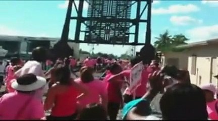 Elle se retrouve coincée sur un pont levant!