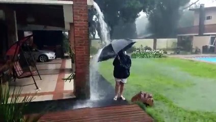 Vidéo choc : la foudre tombe juste à côté de cet enfant !