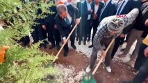 Ministre de la Santé Dr. Fahrettin Koca a planté un arbre dans le jardin de l'hôpital de Mardin