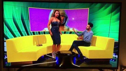 Craquage en direct : cette candidate de téléréalité aurait dû mettre une robe moins serrée !