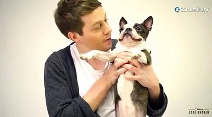 Devant le magicien les chiens mordent à l'hameçon