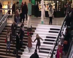 Du piano sur les marche à la gare Montparnasse !