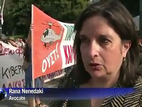 Grèce: les députés en séance, tirs de gaz lacrymogènes devant le parlement