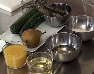 Gambas cuites à la vapeur en nage d'épices, julienne de courgettes et poires