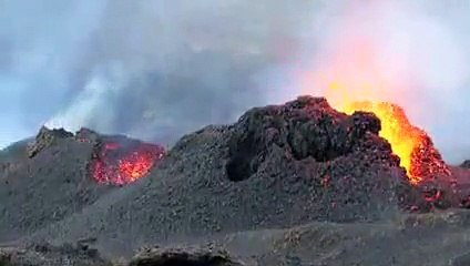 Le volcan le Piton de la Fournaise en éruption