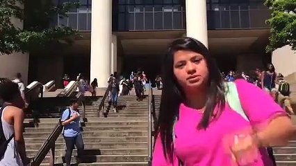 Une étudiante, nue et les yeux bandés, à l'université pour dénoncer les agressions sexuelles