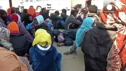"Plus jamais ça" : le clip de Francis Lalanne sur les migrants moqué sur les réseaux sociaux