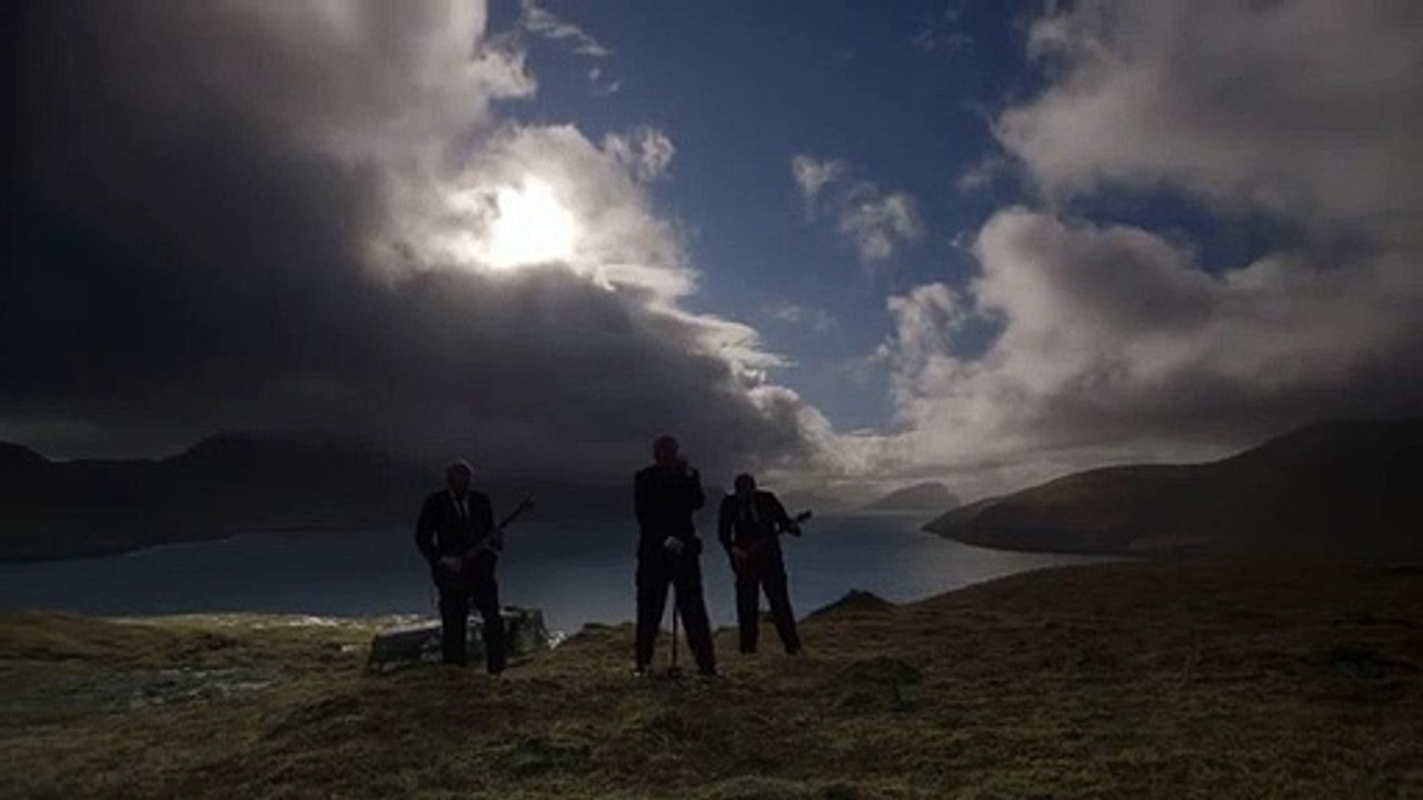 Un groupe de musique tourne un clip pendant l'éclipse aux îles Féroé
