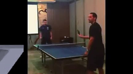 Ferdinand et Van Persie, as du ping-pong!
