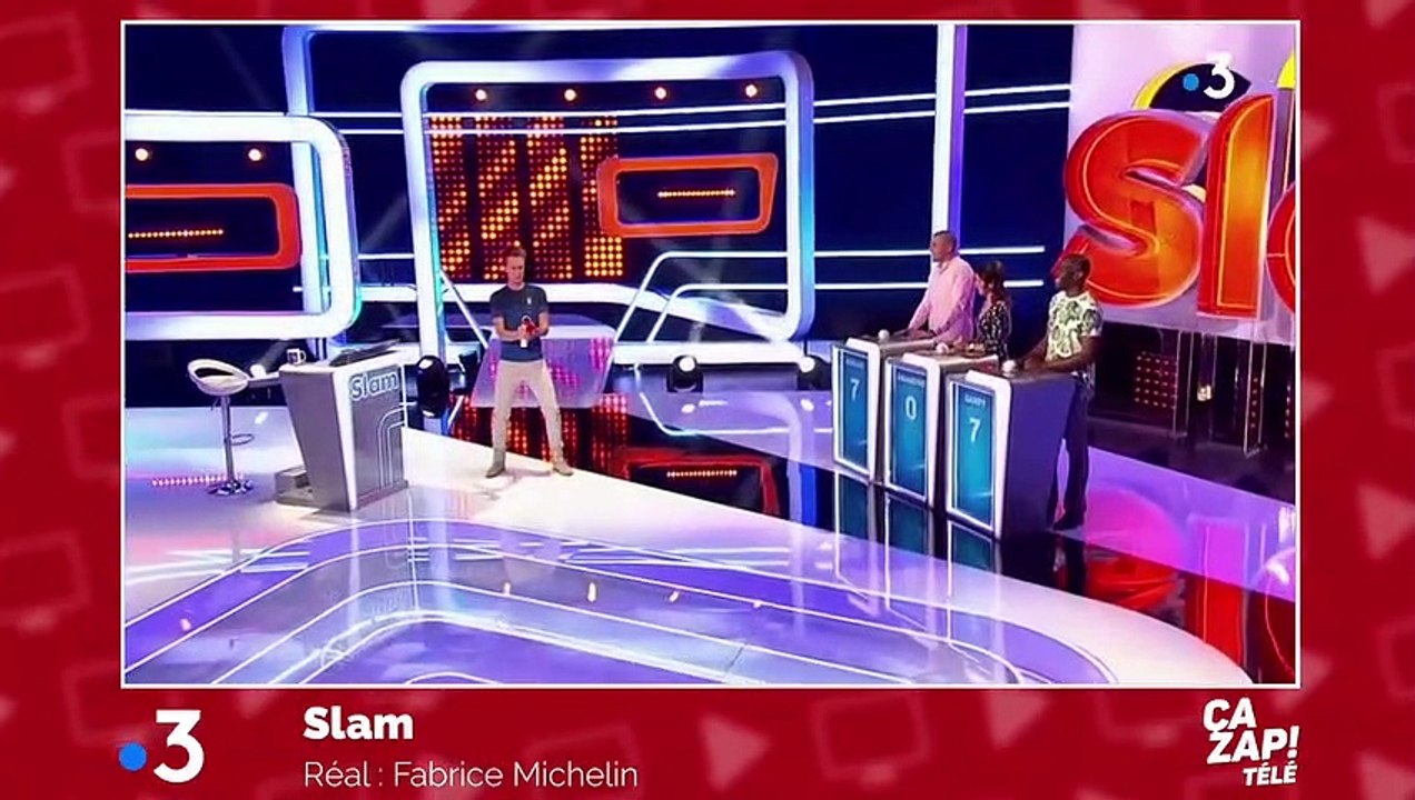 Cyril Hanouna plaqué au sol par un homme en string