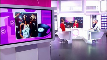Sophie Davant gênée devant un chroniqueur qui essaie de deviner son bonnet de soutien-gorge !