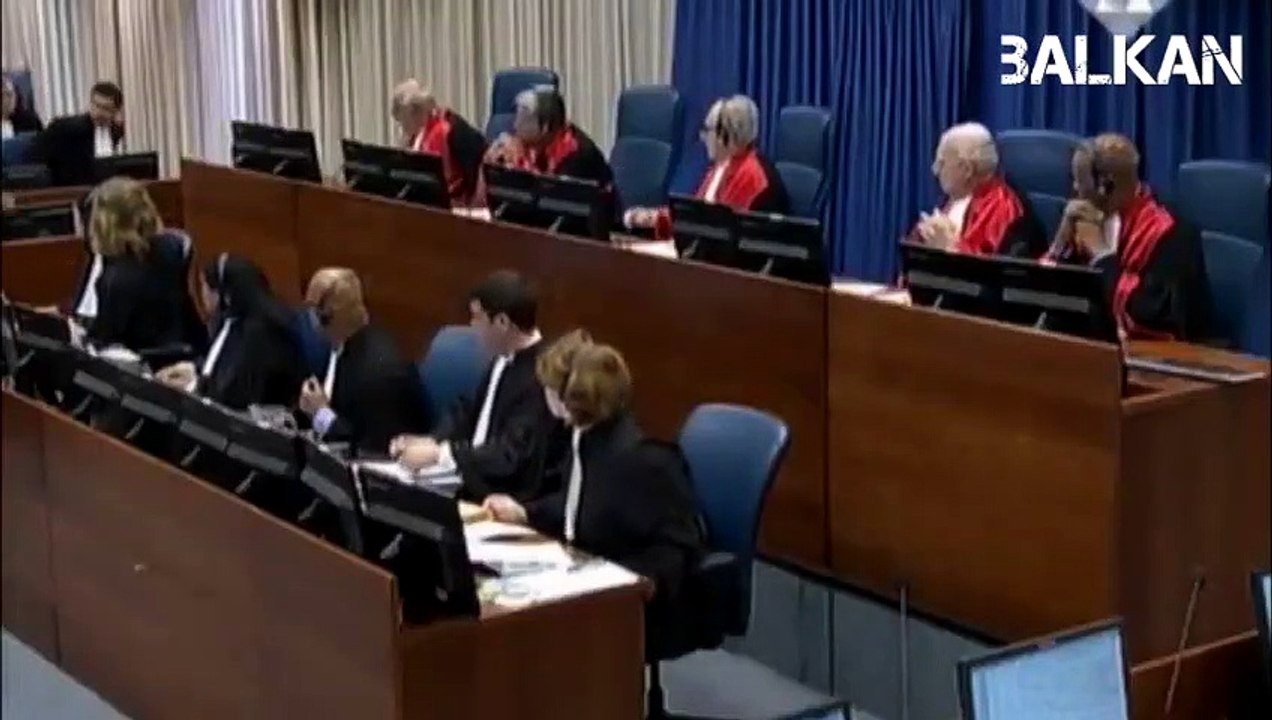 A la lecture de la sentence, un criminel de guerre boit du poison au tribunal de La Haye
