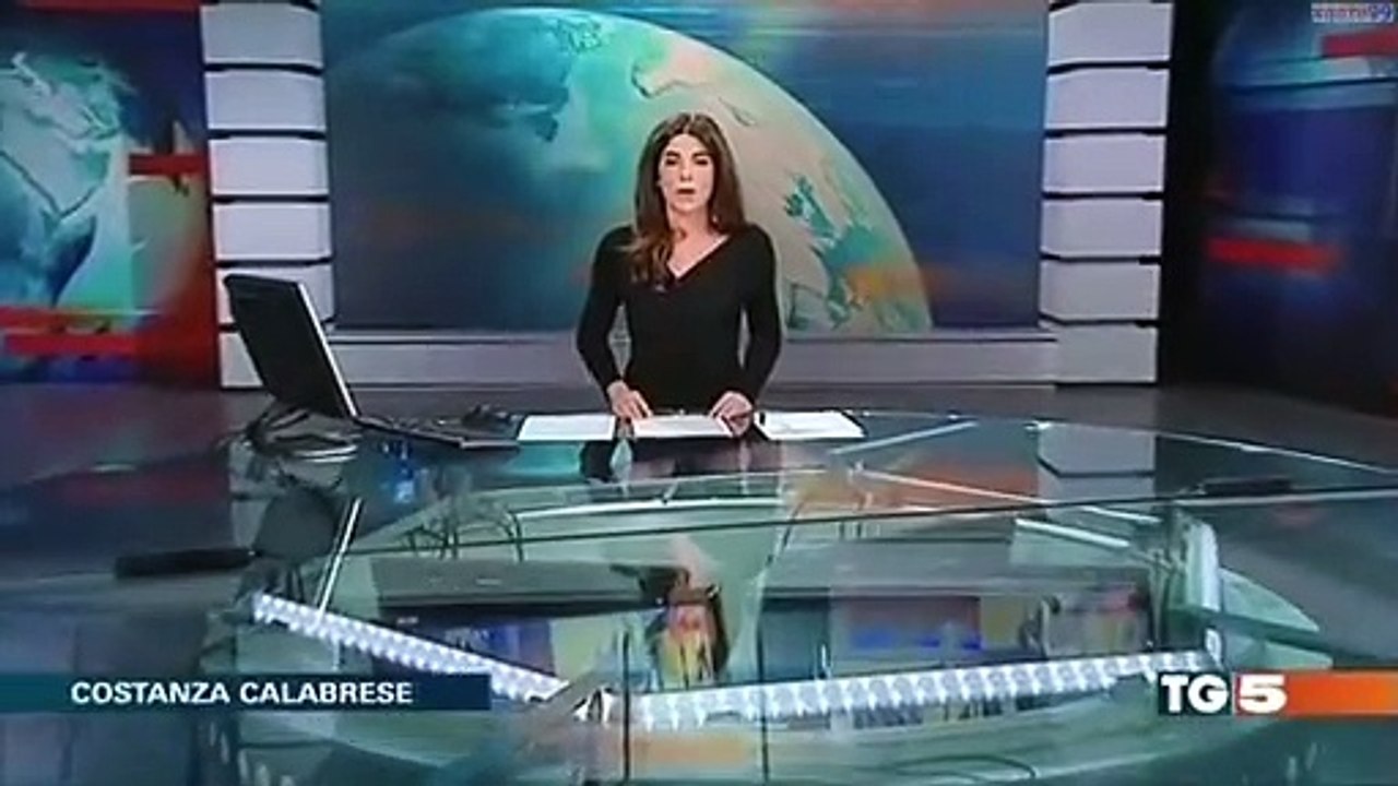 Cette journaliste en mini-jupe oublie que la table est transparente et dévoile sa petite culotte en direct