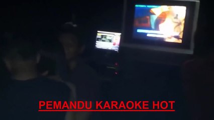 TAMU NYA NAFSU BANGET, TANGANNYA SAMPE DI MASUKIN KE BAJU DAN CELANA PEMANDU KARAOKE HOT