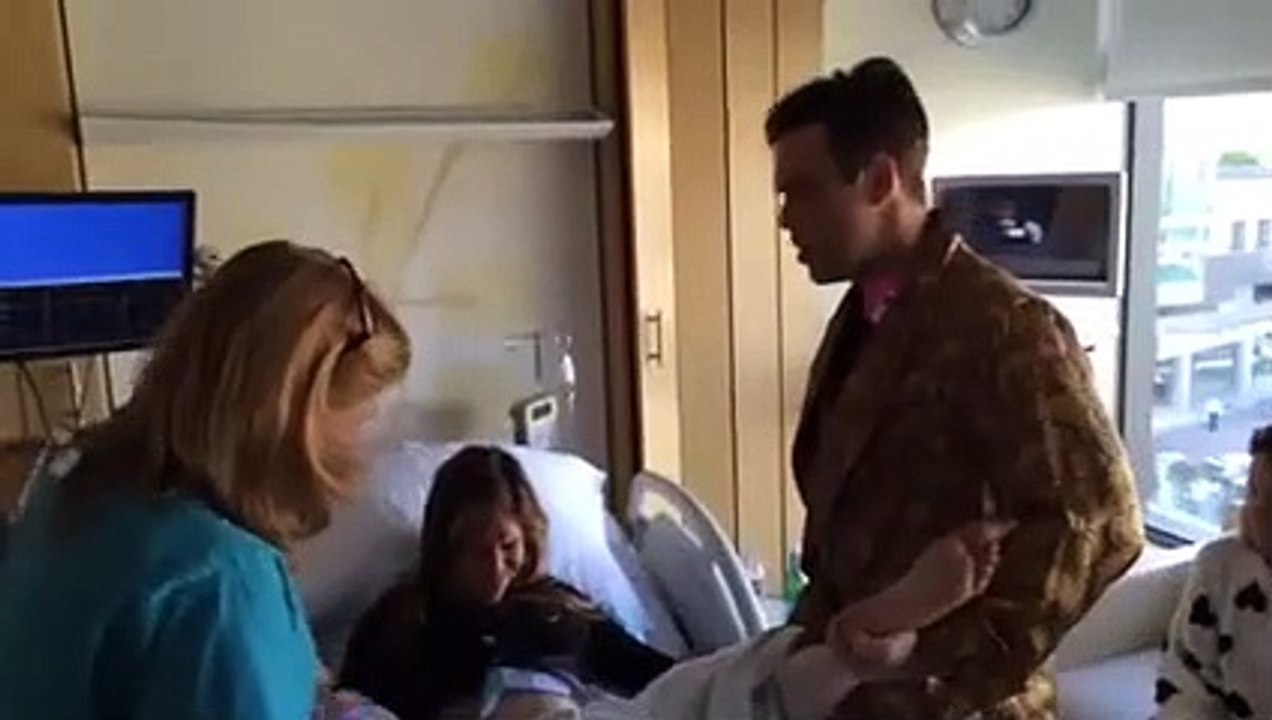 Robbie Williams chante La Reine des neiges pendant l'accouchement de sa femme