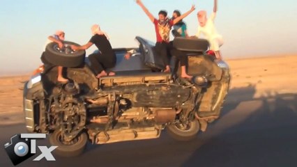 Des drifteurs saoudiens changent les roues d'une voiture en roulant