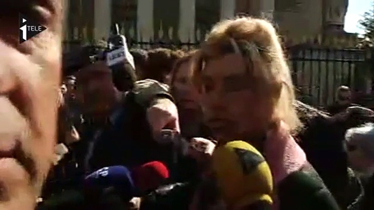 Frigide Barjot insultée à la sortie de l'Assemblée nationale