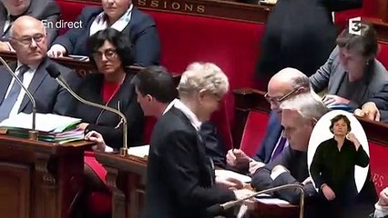 Manuel Valls en colère contre Emmanuel Macron devant les caméras à l'Assemblée