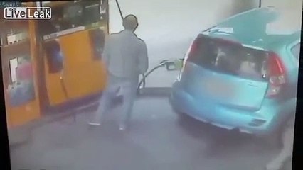 Un couple se dispute à la station essence, elle met le feu à la voiture