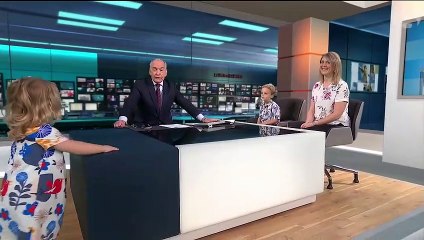 Une fillette vole la vedette du présentateur télé... en grimpant sur son bureau !