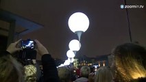 Des milliers de ballons illuminent le ciel berlinois