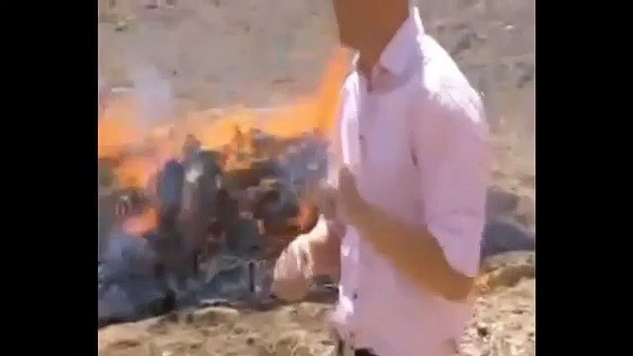 Il tente de faire un reportage devant de la drogue en train de brûler... mais ça ne se passe pas comme prévu !