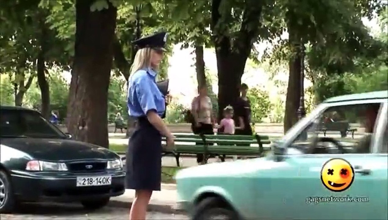 Gag : Ces policiers se disputent... et se déshabillent !