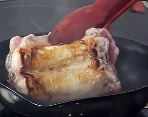 Râble de lapin confit aux échalotes grises, vin rouge et champignons