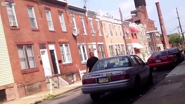 Il oublie ses clés de voiture et se met KO en essayant de la forcer