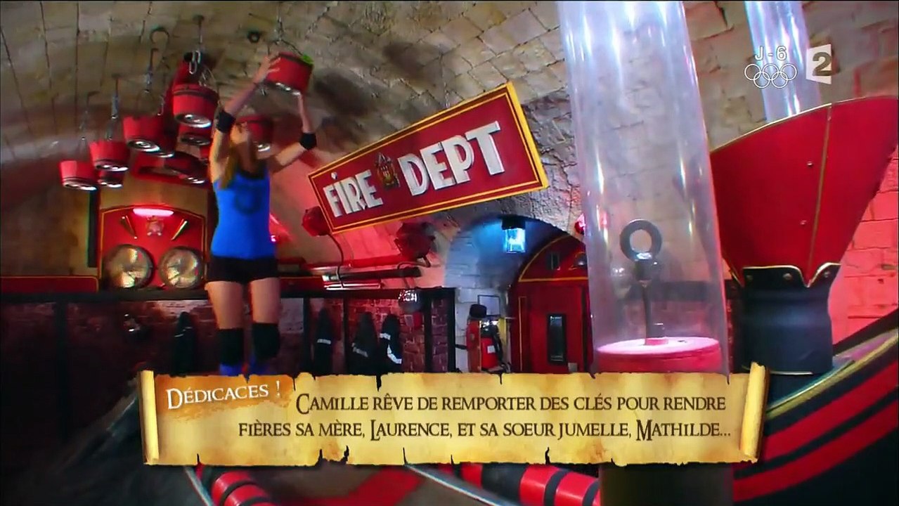 Camille Cerf toute trempée mais sexy dans Fort...