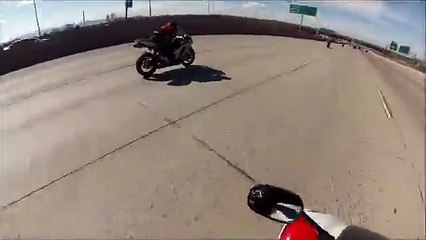 Moment d'inattention d'un motard à 225 km/h